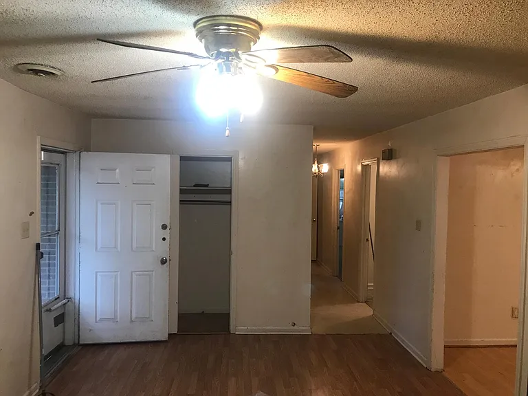 1910 John Ct — Photo 5