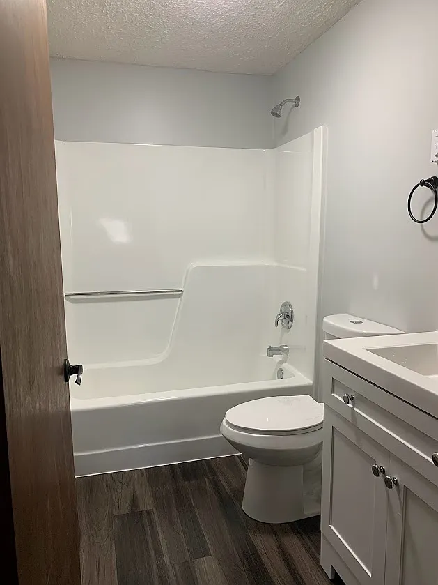 3 bed, 1.0 bath, 700 sqft, $1,400 — Photo 2