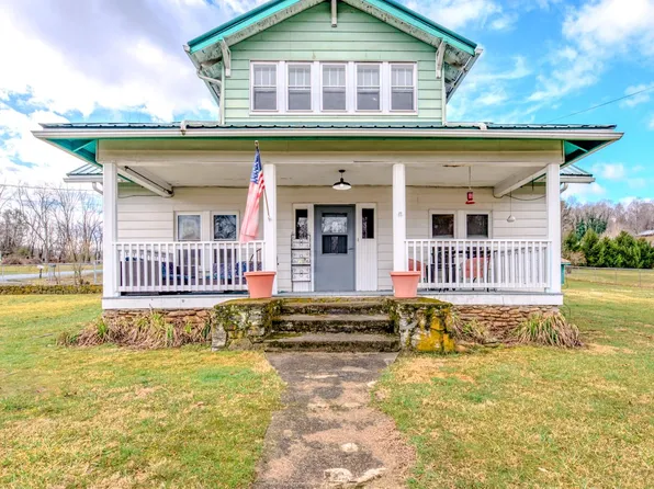 26 Hampshire Dr, Waynesville, NC 28786
