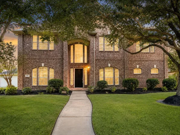 501 Falcon Lake Dr, Friendswood, TX 77546