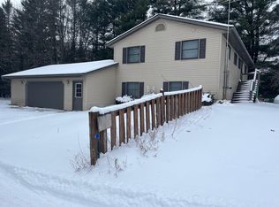 N2420 Wolf Rd, Clintonville, WI 54929