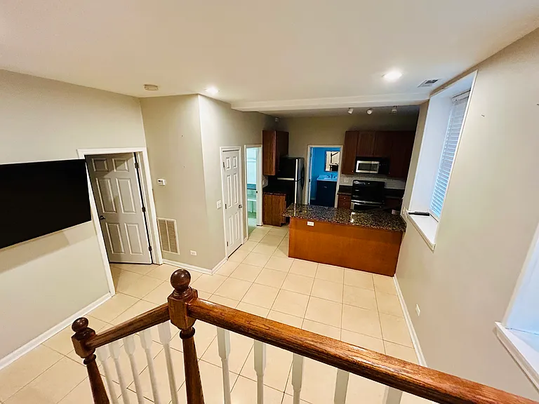 831 W Ainslie St — Photo 2