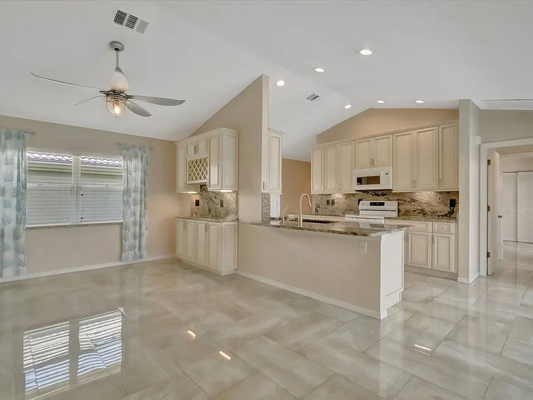 1016 Harbor Town Dr — Photo 11