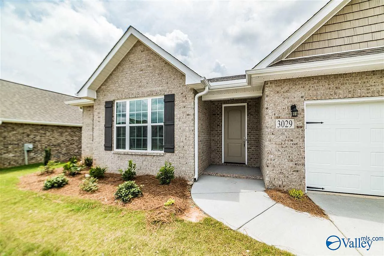 3 bed, 2.0 bath, 1895 sqft, $2,000 — Photo 2
