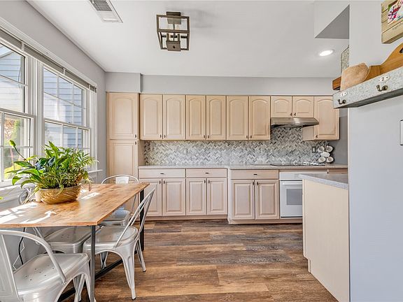 3rd image of 19 Meadow Ct #19