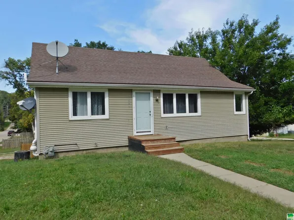 2829 W 4th St, Sioux City, IA 51103