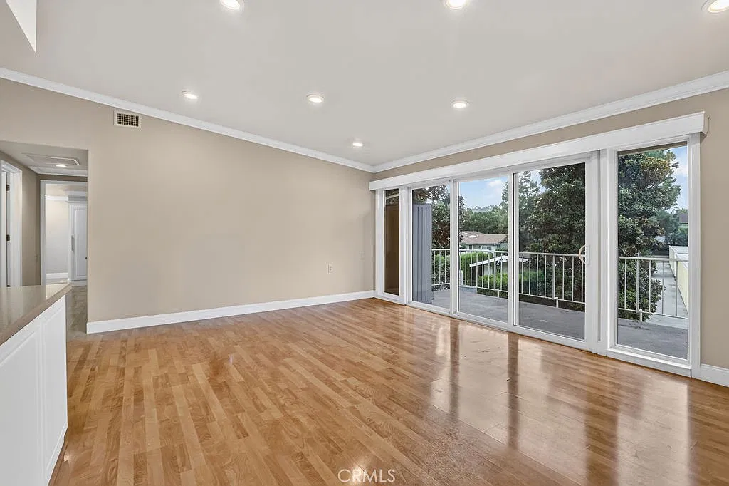 2 bed, 1040 sqft, $2,900 — Photo 3