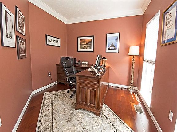 3rd image of 204 Broadview Ct