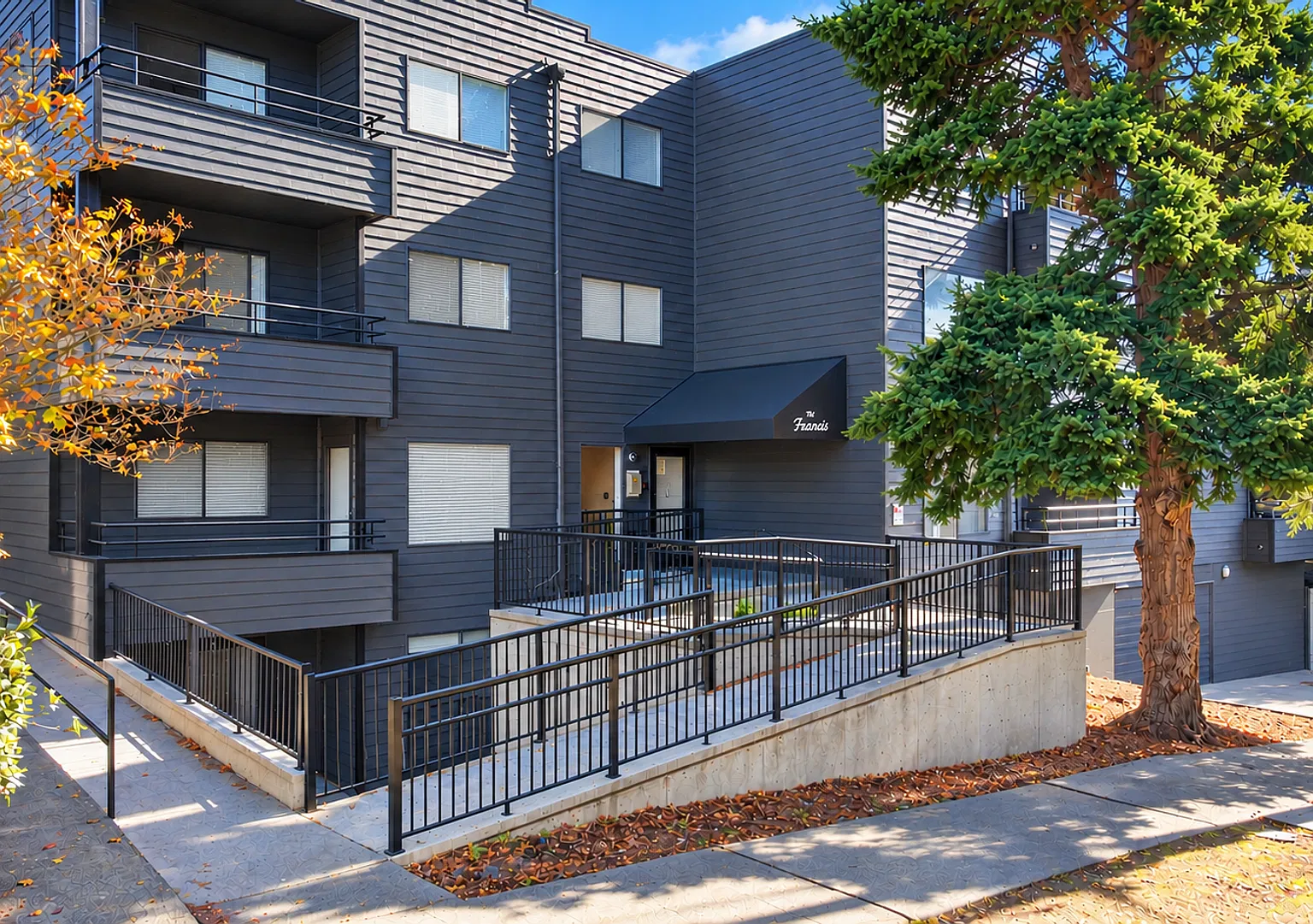 Francis Apartments — Photo 1