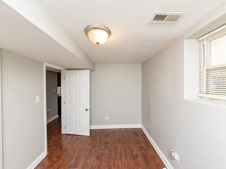 5344 W Eddy St #G — Photo 10