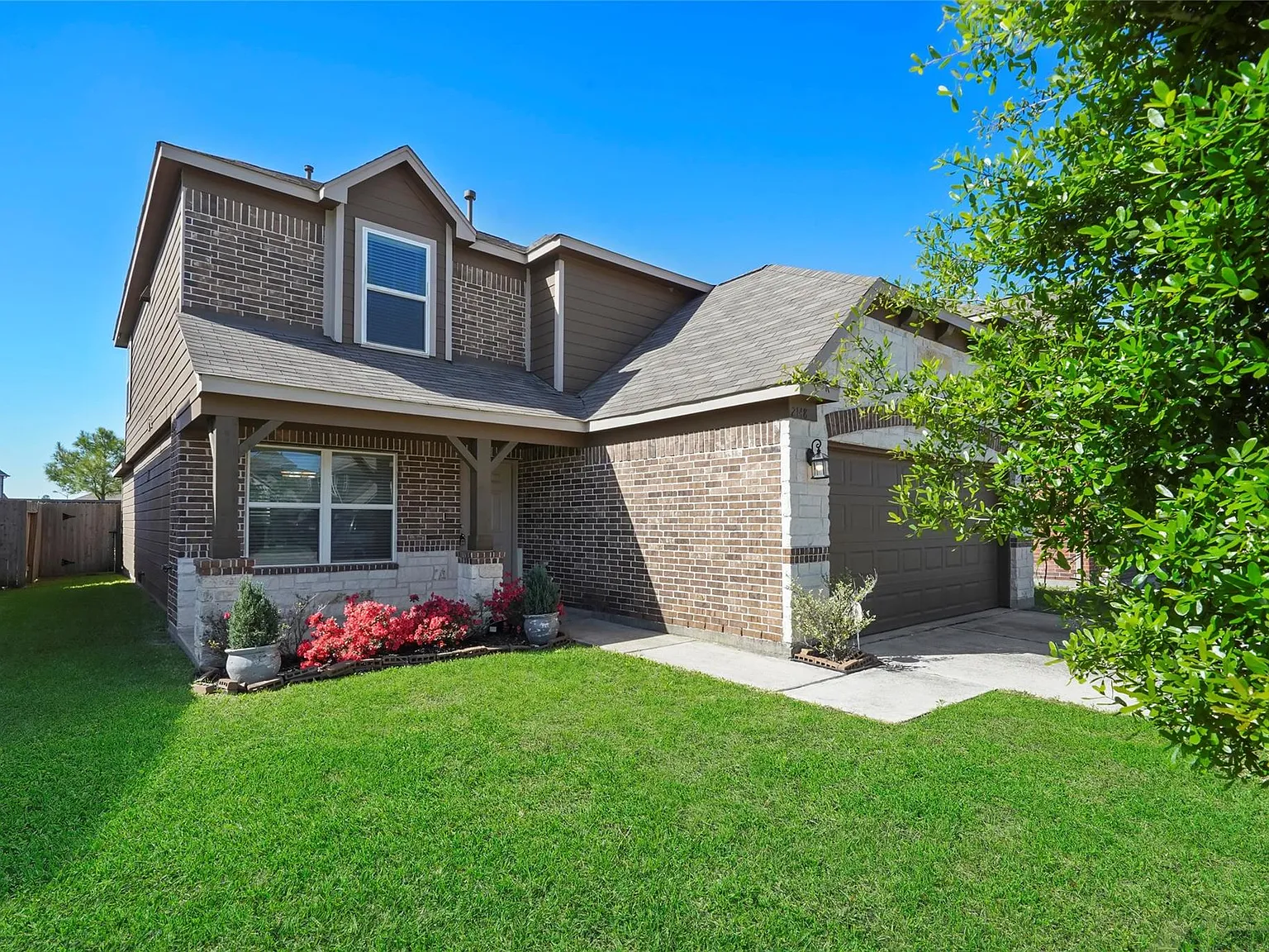 4 bed, 2.5 bath, 2378 sqft, $2,300 — Photo 3