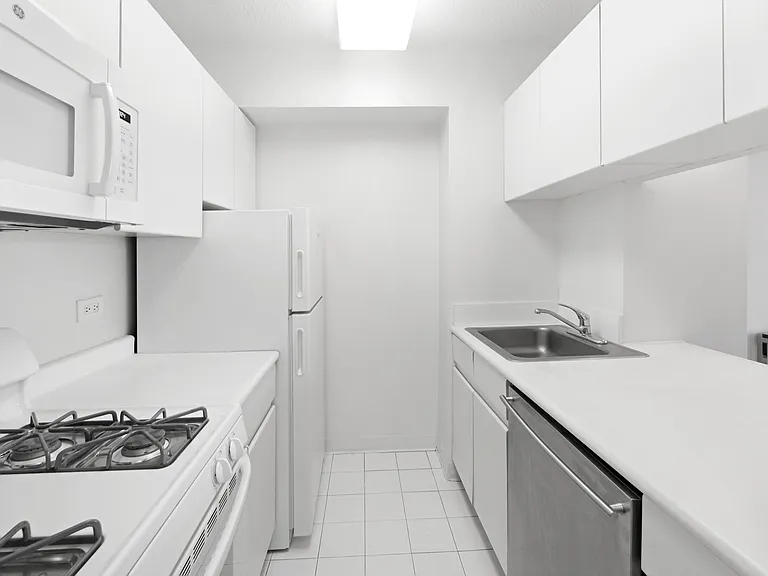 250 E 40th St #4C — Photo 5