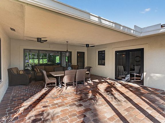 4th image of 707 SE 25th Avenue