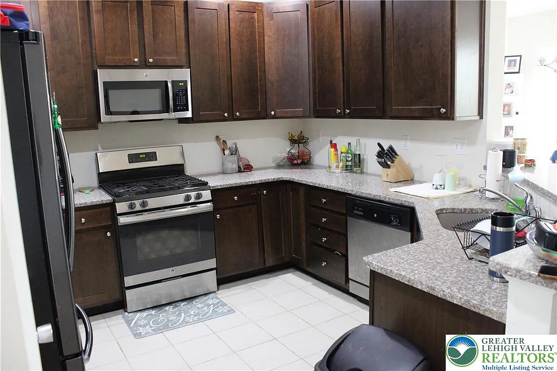 3 bed, 2.5 bath, 2479 sqft, $2,775 — Photo 4