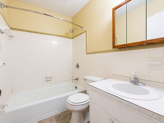 4th image of 2718 Rockford Ln APT 6
