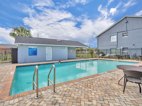 3rd image of 4124 Pershing Pointe Pl APT 4
