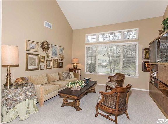 3rd image of 7 Doral Ln