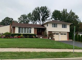 46 Dogwood Rd, Albertson, NY 11507