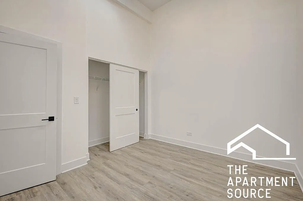 4725 N Western Ave — Photo 4