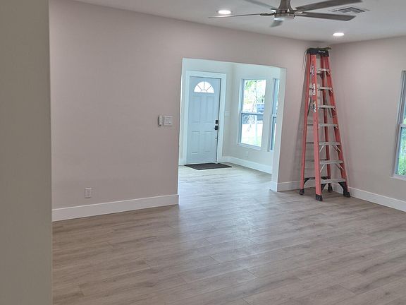 3rd image of 707 Hampton Road