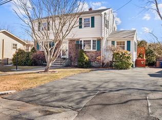 9 Cricklewood Ln, Melrose, MA 02176