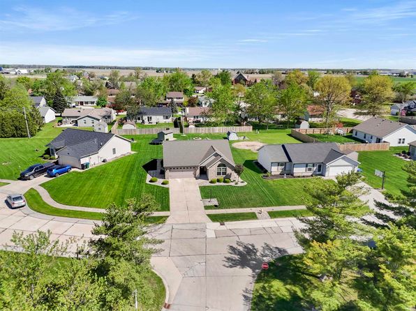 22117 Maple Ct, Woodburn, IN 46797
