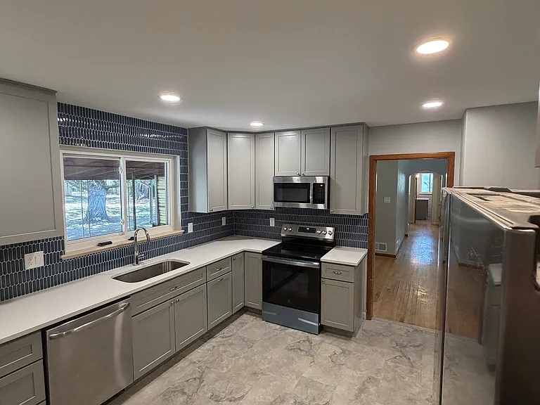 1025 Estes St — Photo 3
