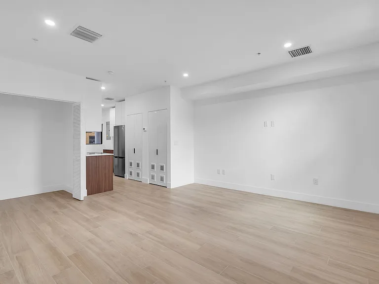 1037 NW 2nd St #3C — Photo 9