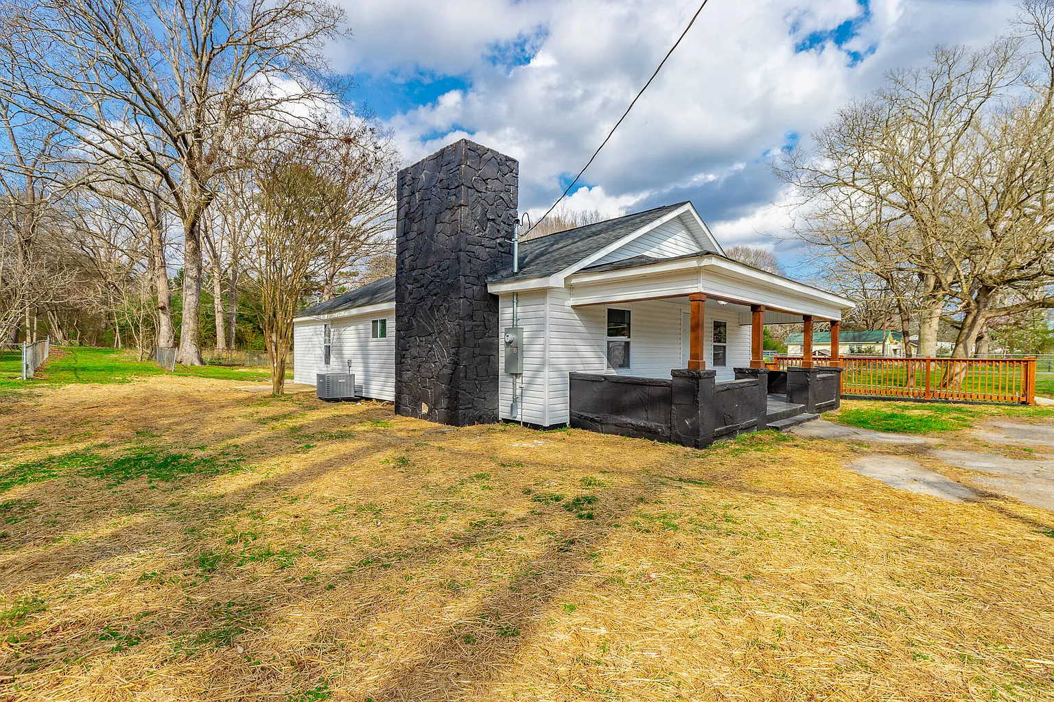 804 W Main St photo 1