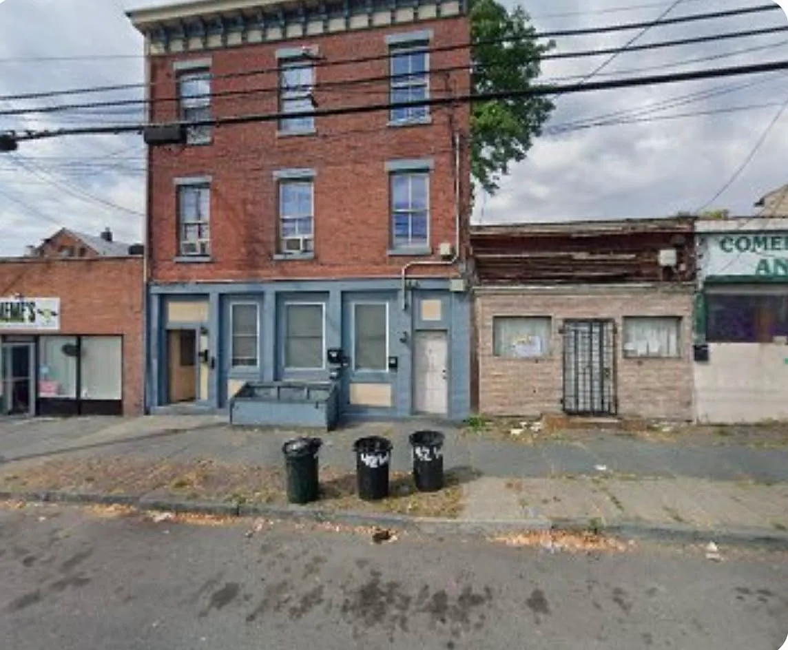 4 bed, $2,000 — Photo 1