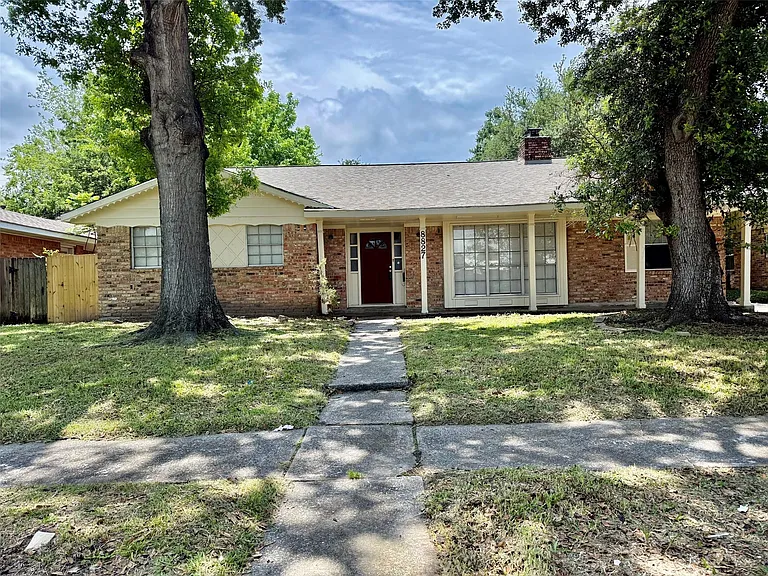 8827 Rowan Ln — Photo 1