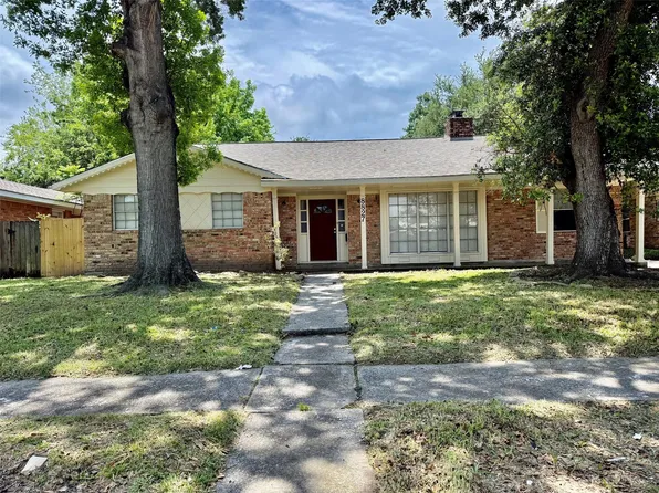 8827 Rowan Ln, Houston, TX 77036