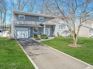 92 Morewood Dr, Smithtown, NY 11787