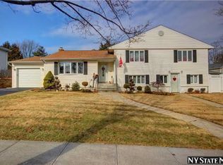 20 Leonard St, Farmingdale, NY 11735