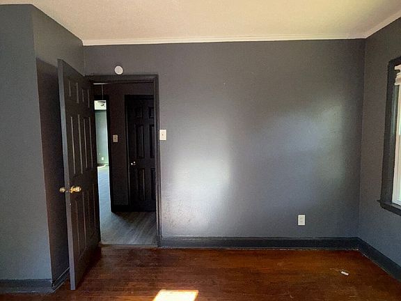 2nd image of 1064 Brower St