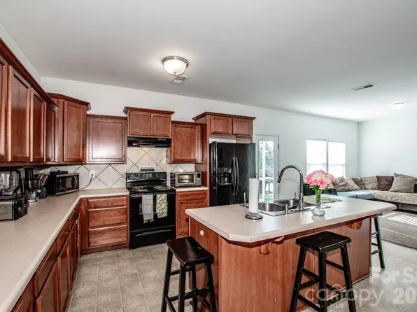 123 Kingsgate Ct, Statesville, NC 28625