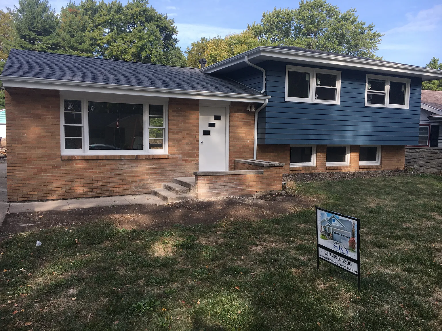 1103 N Busey Ave photo 1