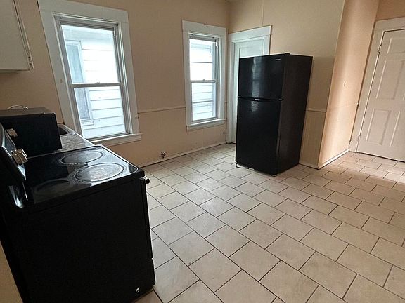 5th image of 1075 Pleasant Street