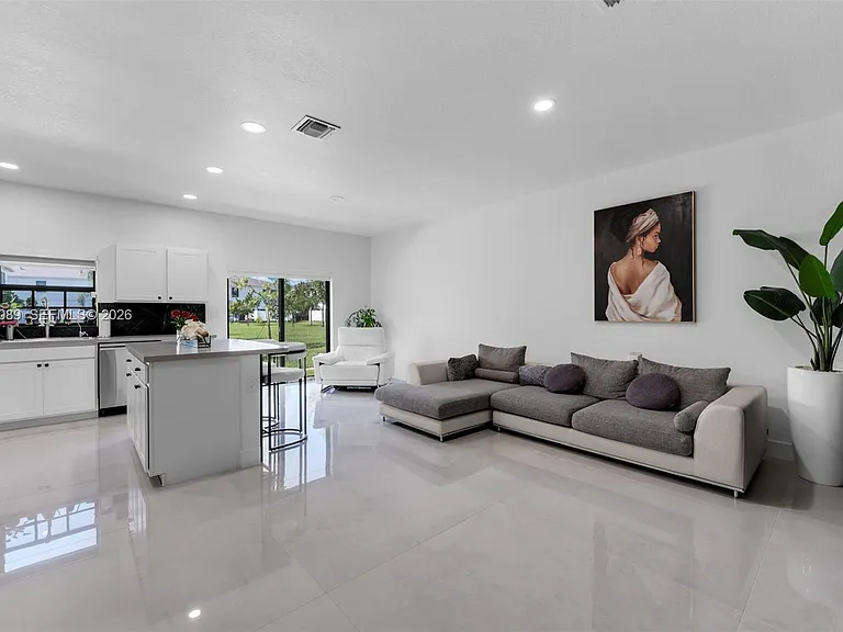 617 SW 11th St — Photo 3