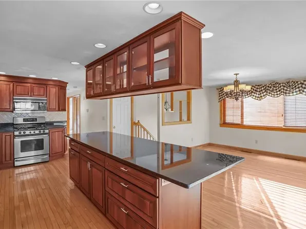 9 Holmes Rd, Coventry, RI 02816