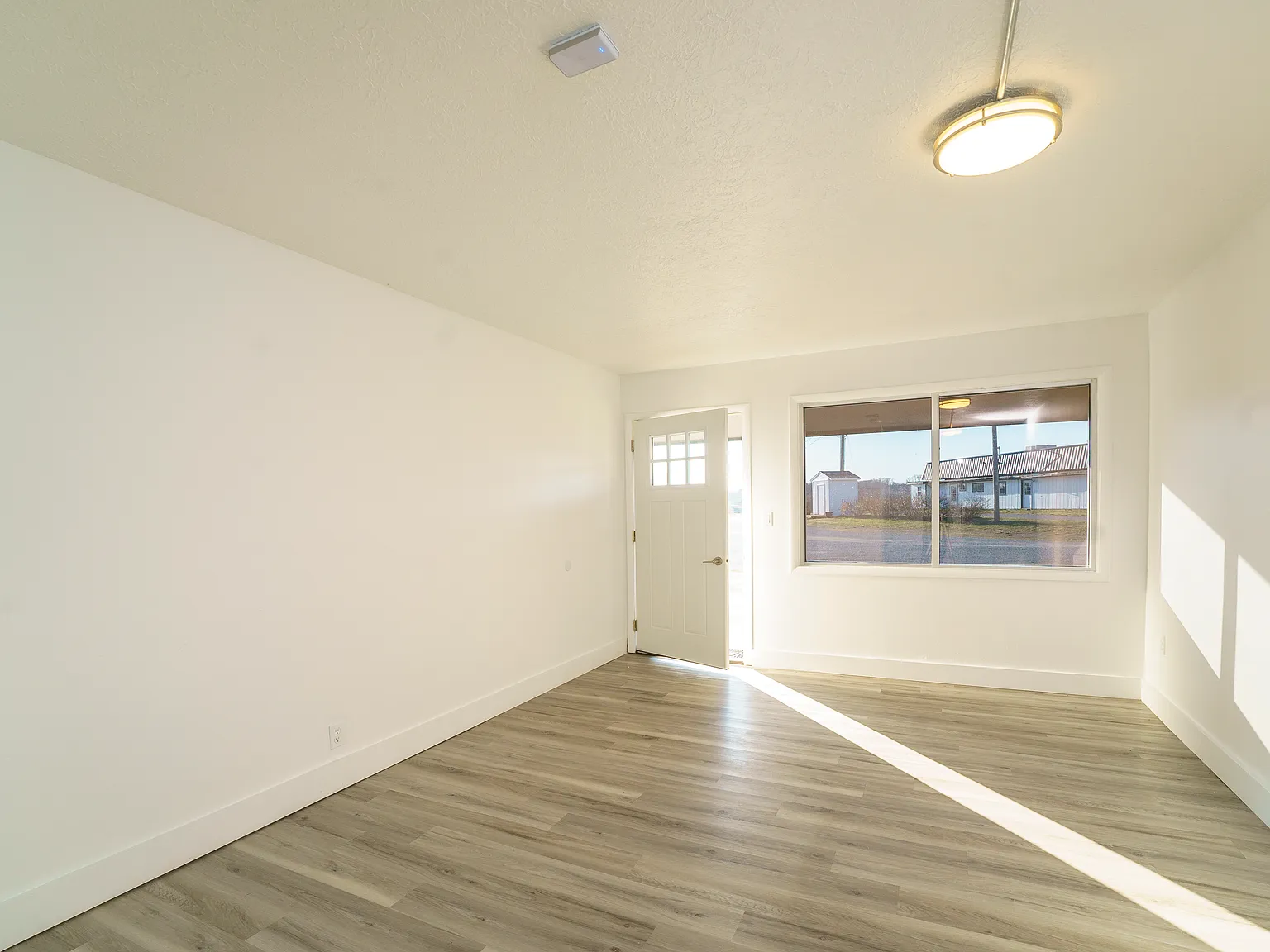 Studio, 300 sqft, $575 — Photo 2