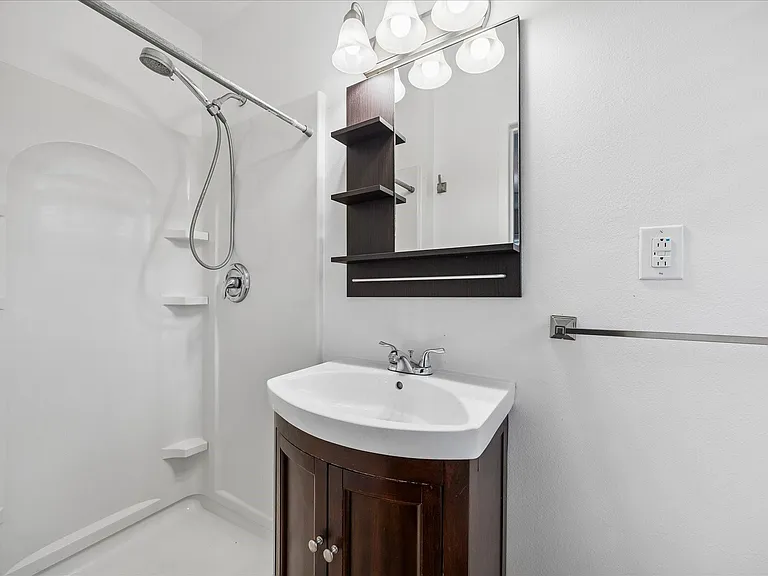 1607 Willowby Dr — Photo 10