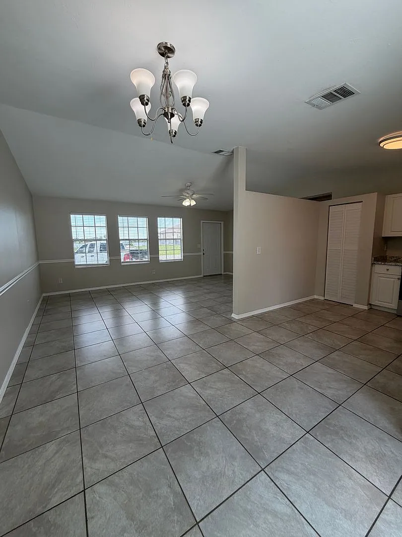 Pool Home -SFH - 3 Bedroom 2 Bath 1 Car Garage — Photo 4