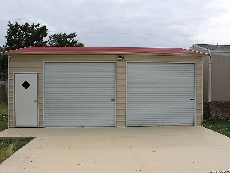 846 Inglewood Dr — Photo 2
