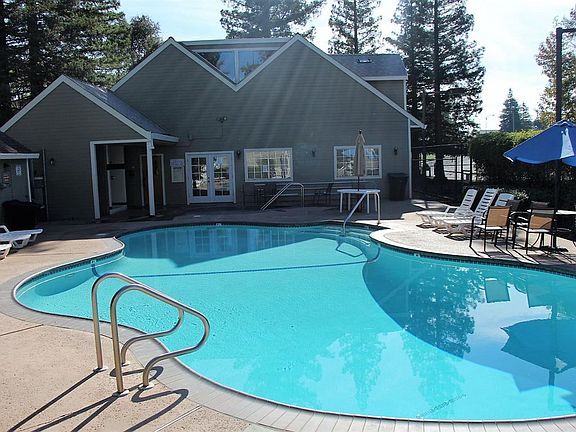 2nd image of 211 Live Oak Cir
