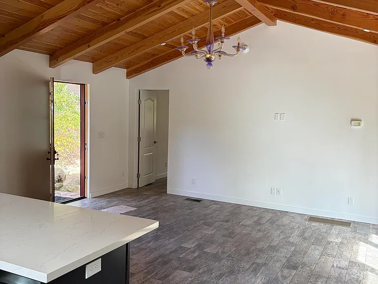 60 Crestview Ln — Photo 2