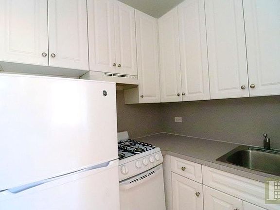 4th image of 4 Park Ave APT 16B