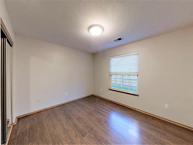 1945 W 86th Ln — Photo 2