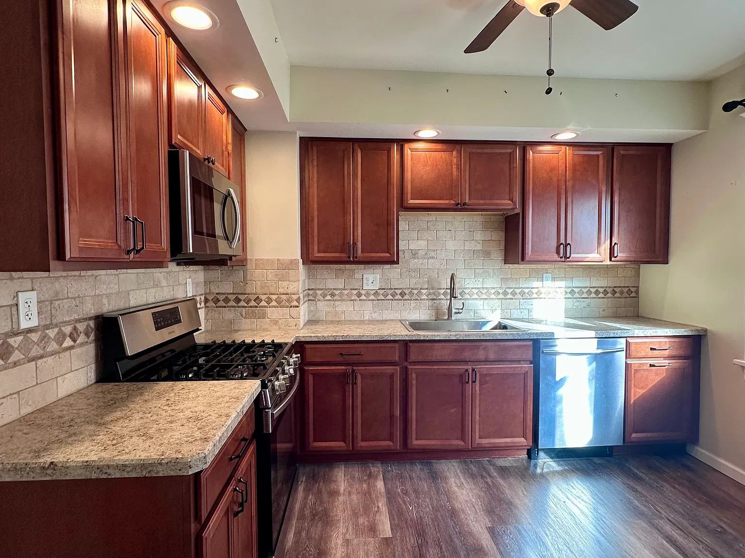 3 bed, $1,700 — Photo 2