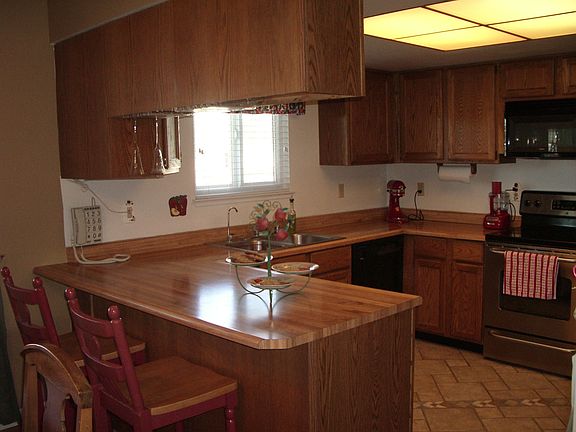 Beautiful Kitchen with new tile floors and Stove/Oven